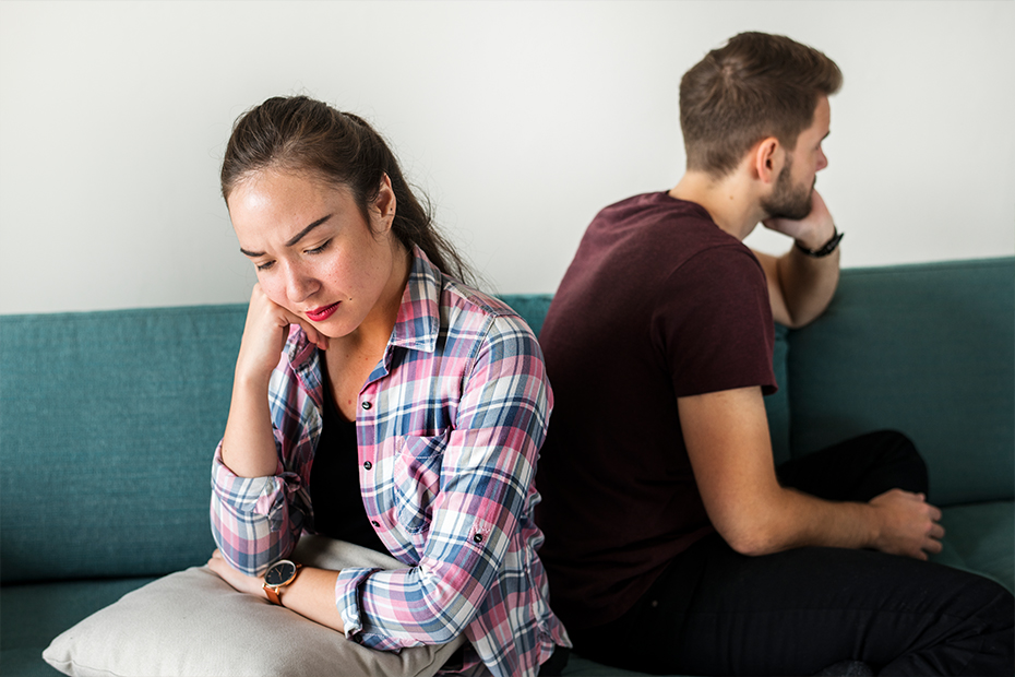 Desvendando a Mente Financeira: Como a Psicanálise Financeira Transforma sua Relação com o Dinheiro 20 Casal discordando sobre suas finanças no casamento