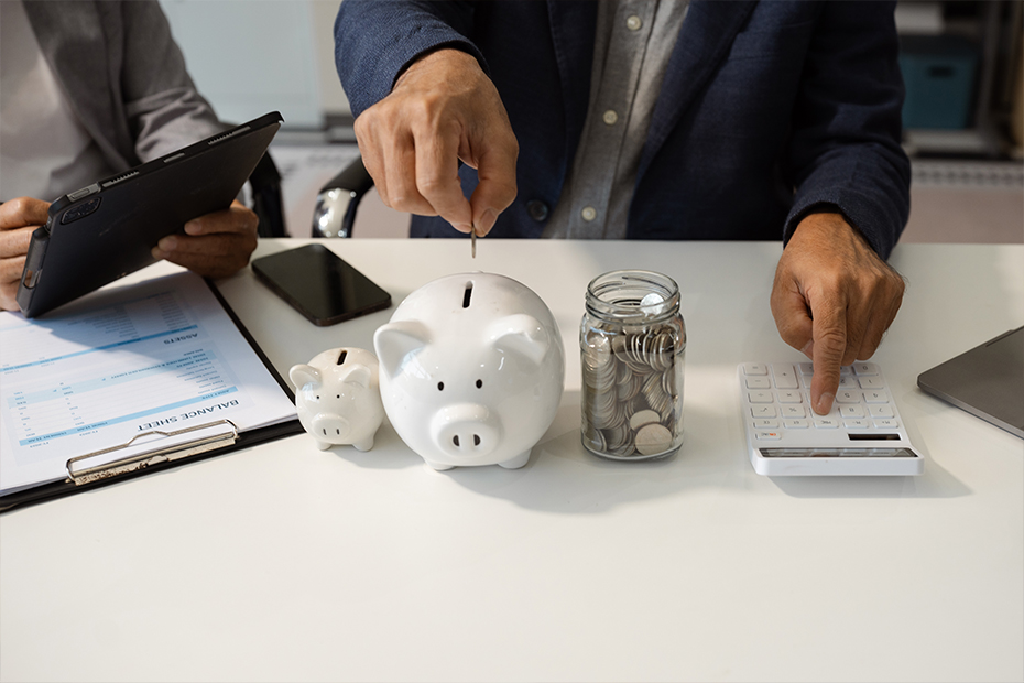 Poupança vs. CDB: Um Comparativo para Investidores 16 Homem guardando suas finanças na poupança em cofre com formato de porquinho
