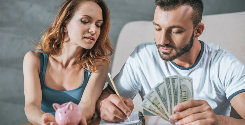 A Importância da Transparência Financeira no Casamento Transparência Financeira entre casal, dividindo as despesas juntos