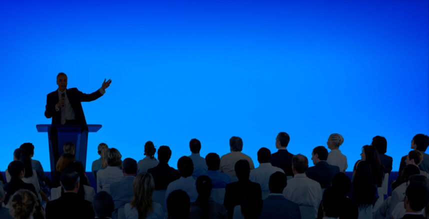 empresario-corporativo-fazendo-uma-apresentacao-para-um-grande-publico empresario corporativo fazendo uma apresentacao para um grande publico
