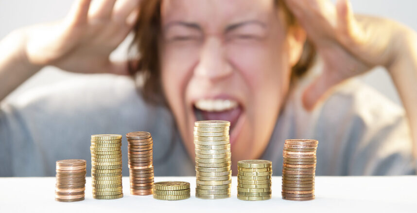Man holds his head with his hands, screams with a horror, anxiety and helplessness, stress, problems pedro braggio A Queda do Alto Escalao Navegando a Crise Financeira Apos a Perda de um Emprego de Alta Renda scaled