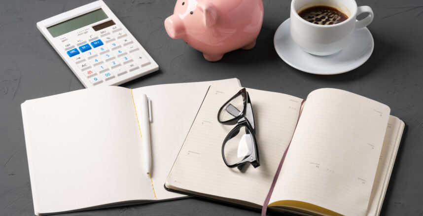 Office desk with notepad, glasses and supplies pedro braggio escritorio esta crescendo mas o lucro nao 2025 scaled