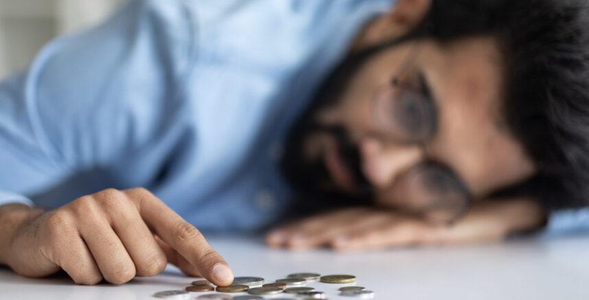 Poverty And Absence Of Money. Upset Indian Man Counting Coins On Table pedro braggio minha vida financeira desabou scaled