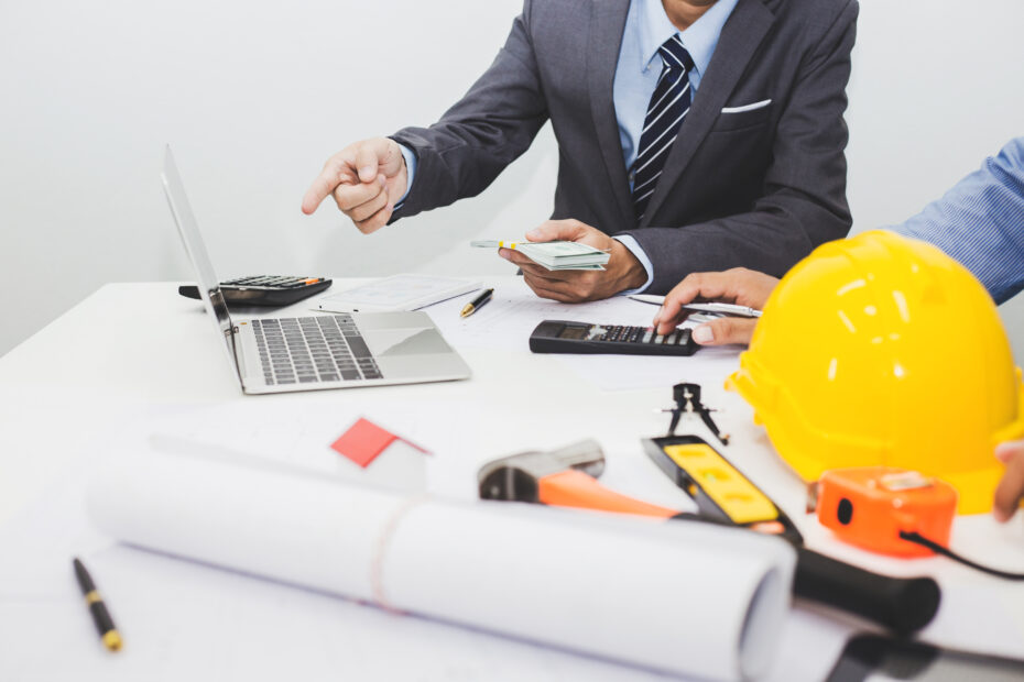 Consultoria financeira para engenheiros: Por que buscar ajuda especializada é essencial 11 businessman construction project owner and engine 2023 11 27 05 28 06 utc