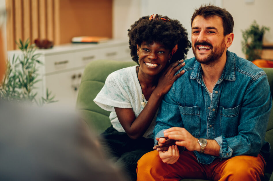 Pensão Alimentícia e o Segundo Casamento: 6 Motivos para Não Deixar a Questão Financeira Abalar Sua Nova União 1 Casal em sessão de psicanálise financeira, felizes após resolver questão de pensão e focar em seu novo casamento