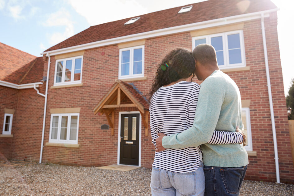 A Armadilha da Casa Própria: Quando o Sonho Vira Pesadelo Financeiro 1 Casal observando a casa própria