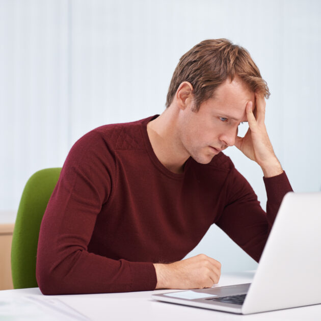 A Pesada Carga Mental do Endividamento: Como um Psicanalista Financeiro Pode Ajudar em 2025 1 Homem preocupado com o endividamento