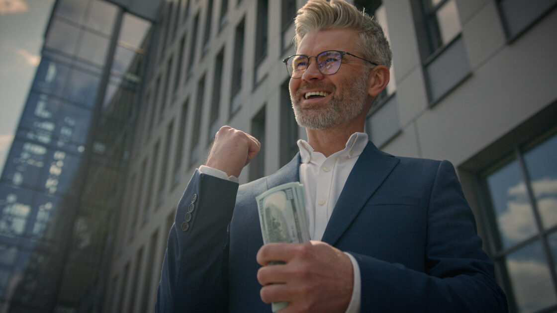 Homem feliz após alcançar a tranquilidade financeira para milionários