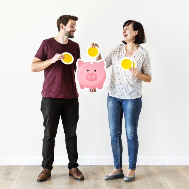 10 Motivos Poderosos para Fazer Psicanálise Financeira e Blindar Seu Casamento 1 Casal cuidando do dinheiro após psicanálise financeira