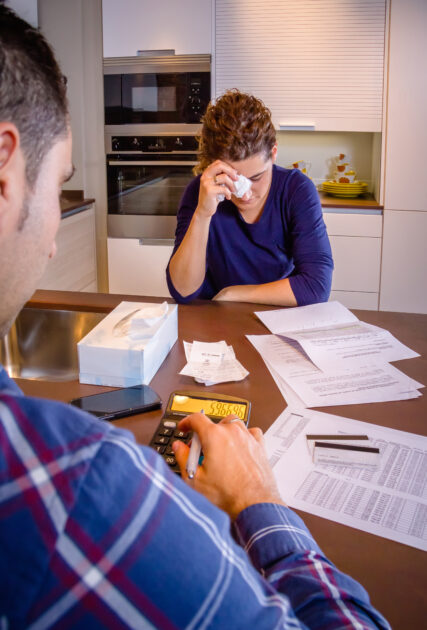 O Elo Perdido: Como a Falta de Dinheiro Pode Destruir um Casamento e as Mentes Envolvidas 1 Casamento em crise financeira