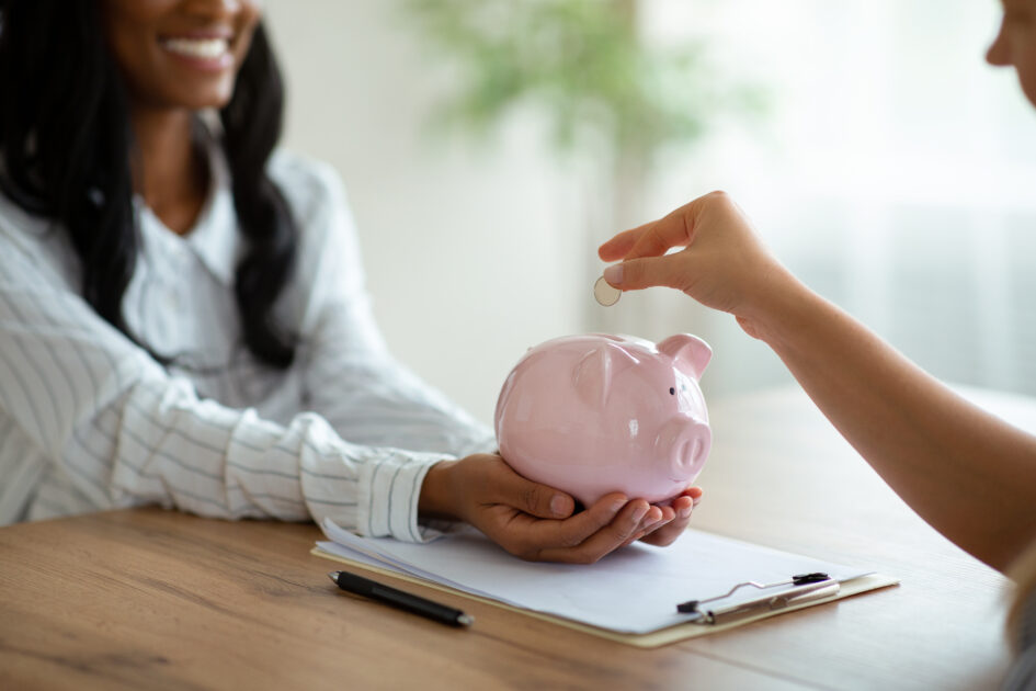 A Queda do Alto Escalão: Navegando a Crise Financeira Após a Perda de um Emprego de Alta Renda em 2025 1 Pessoa colocando dinheiro no cofre após passar por uma crise financeira