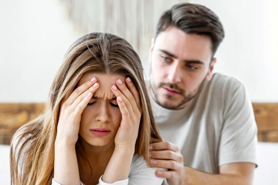 Dinheiro, Dívidas e Desejo: Como a Crise Financeira Abala a Vida Sexual do Casal em 2025 1 Casal em crise financeira, vida sexual inativa, devido à falta de dinheiro