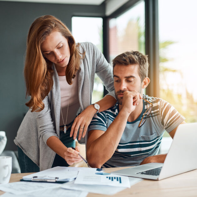 O Peso do Passado: Finanças e Inseguranças no 2º Casamento Dele 1 Casal conversando sobre suas finanças