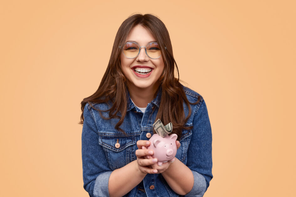 O Futuro Financeiro Começa Agora: Por Que a Consultoria Financeira é Essencial Para Adolescentes em 2025 1 Menina segurando cofrinho feliz com seu futuro financeiro, economizando dinheiro na adolescência