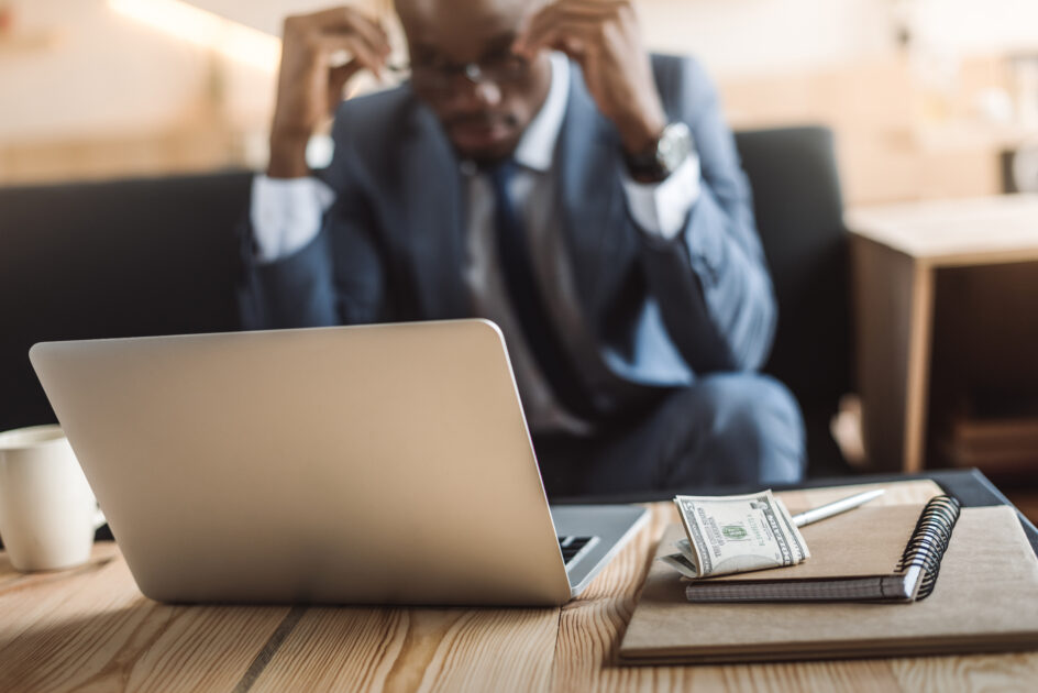 O custo da pressa: por que profissionais de alta renda aceitam qualquer financiamento para imóveis de até R$ 1 milhão 1 Homem com pressa para resolver problema financeiro com alta renda mensal