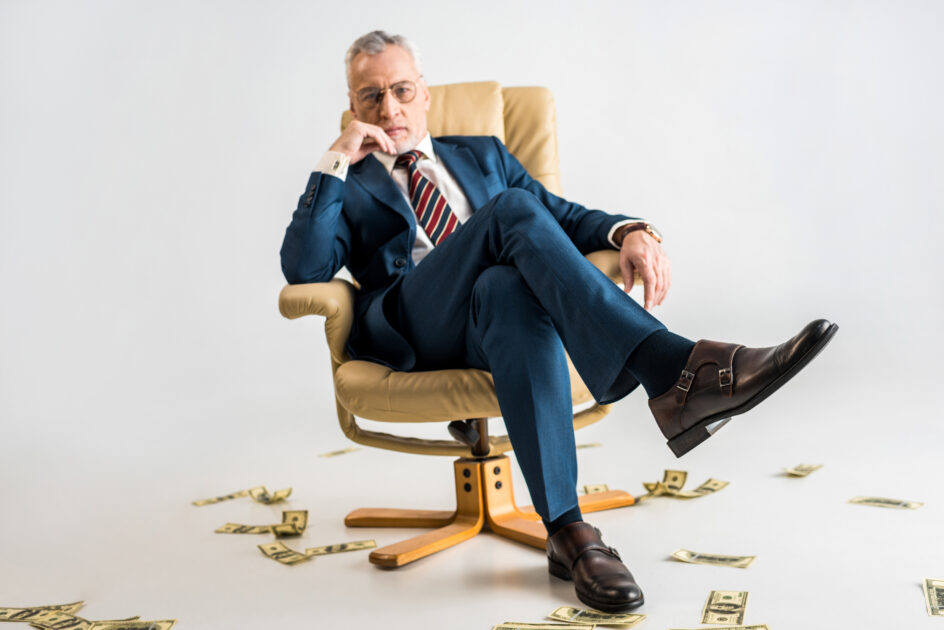 Além da Fortuna: A Importância da Psicanálise Financeira para Bilionários em 2025 1 homem bilionário refletindo sobre a psicanálise financeira